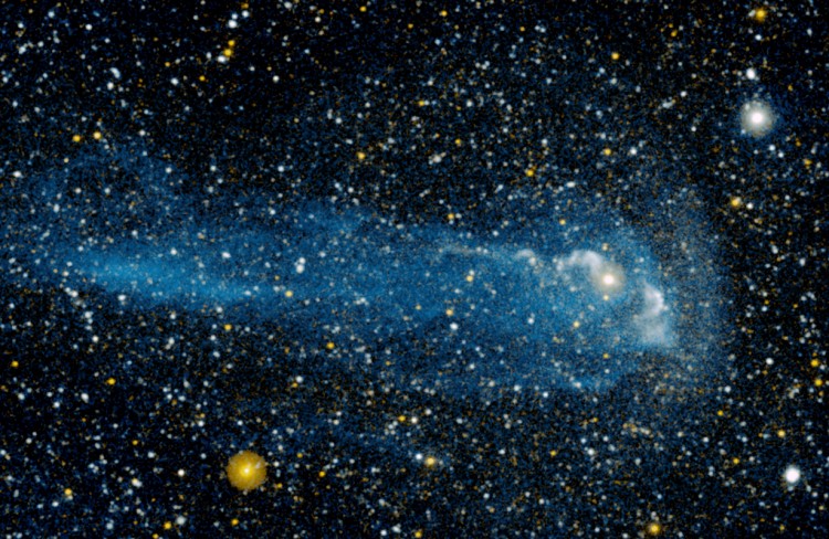 Der Stern Omikron Ceti, auch Mira genannt, verändert nicht nur seine Helligkeit, sondern besitzt auch einen kometenähnlichen Schweif.