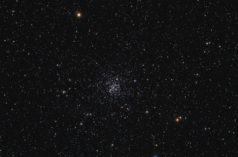 Messier 67 im Sternbild Krebs ist ein offener Sternhaufen mit relativ alten Sternen.