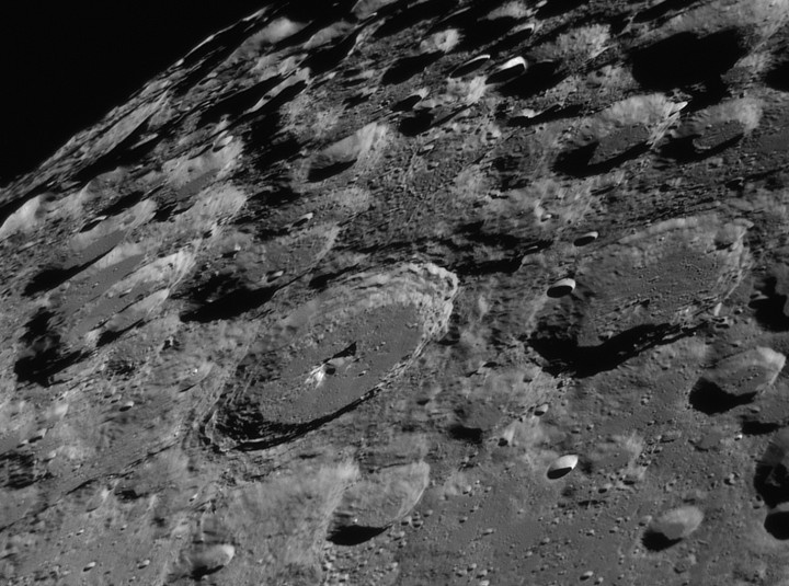 Das Bild zeigt eine von Kratern übersäte Mondlandschaft.