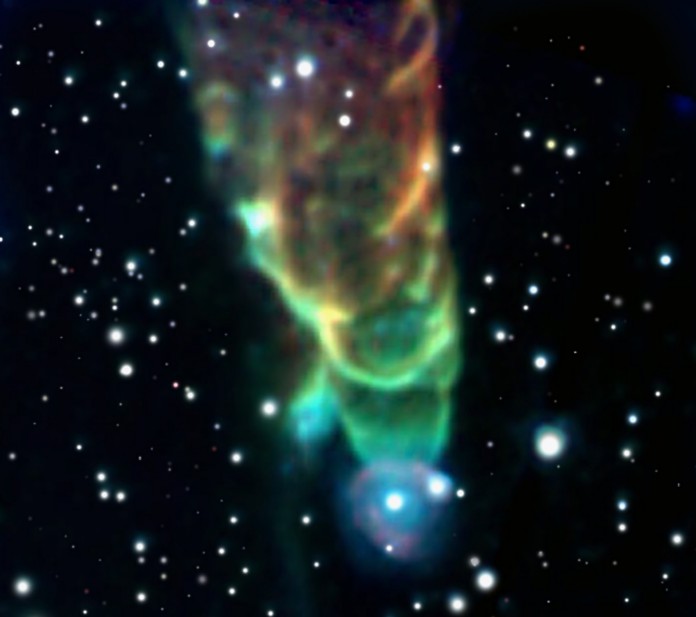Das Bild zeigt Herbig-Haro 49/50 als Komposit von Daten der Weltraumteleskope Hubble (optisch) und Spitzer (Infrarot).