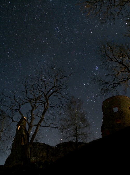 Unter dem sternklaren Himmel mit dem Kometen Holmes und den Plejaden ragt die Ruine der Burg Mörby im schwedischen Norrtälje auf.