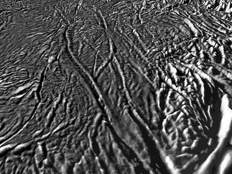 Das Bild zeigt Tigerstreifen auf Enceladus, diese wurden höher dargestellt, als sie wirklich sind. Durch diese Schlitze stömt Wasserdampf mit organischen Molekülen ins Weltall.