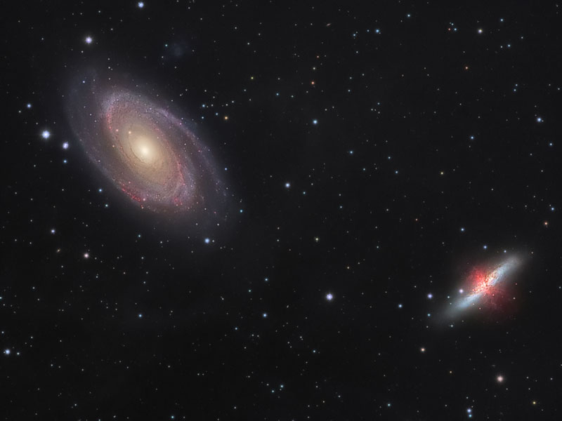 Die Galaxien M81 (links) und M82 (rechts) liefern sich einen Millionen Jahre dauernden Zweikampf. Beschreibung im Text.