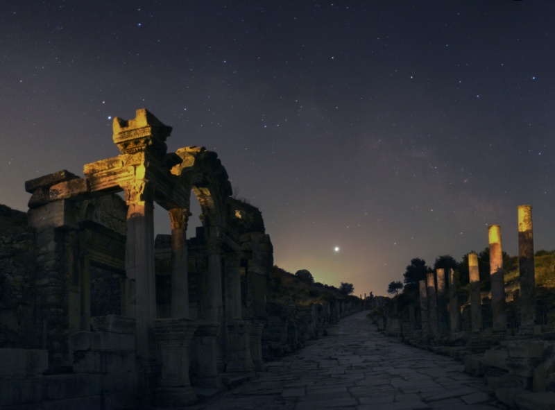 Über den historischen Ruinn von Ephesos leuchtet der helle Planet Jupiter über dem Horizont, die oberen Teile der Ruinen werden vom Mondlicht beleuchtet.