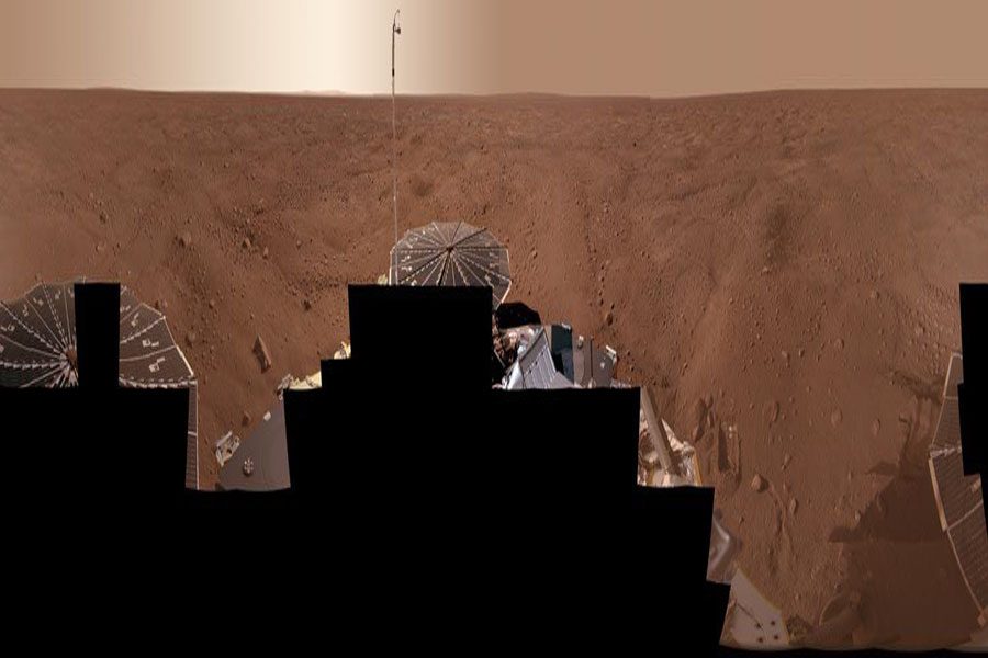 Marspanorama aus Bildern der Marsmission Phoenix. Die Landesonde ist im Vordergrund zu sehen.