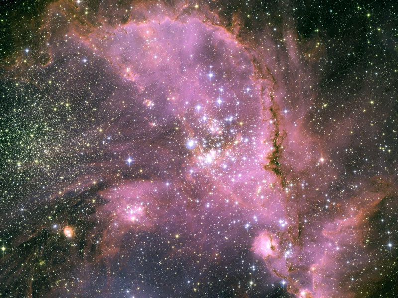 Das Bild zeigt einen von Sternen übersäten, komplexen violetten Nebel mit einigen dunklen Staubbahnen.