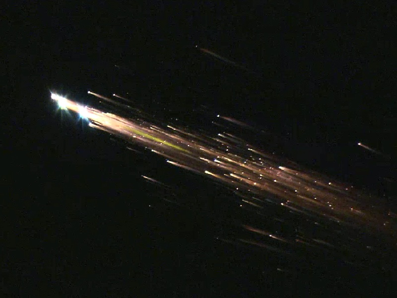 Im Bild sind die kometenähnlichen Teile eines abstürzenden Raumfahrzeugs abgebildet