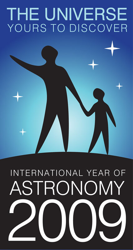 Das Bild zeigt einen großen und einen kleinen Menschen, die nach oben blicken. Oben steht "The Universe / Yours to discover", unten "International Year of Astronomy 2009"
