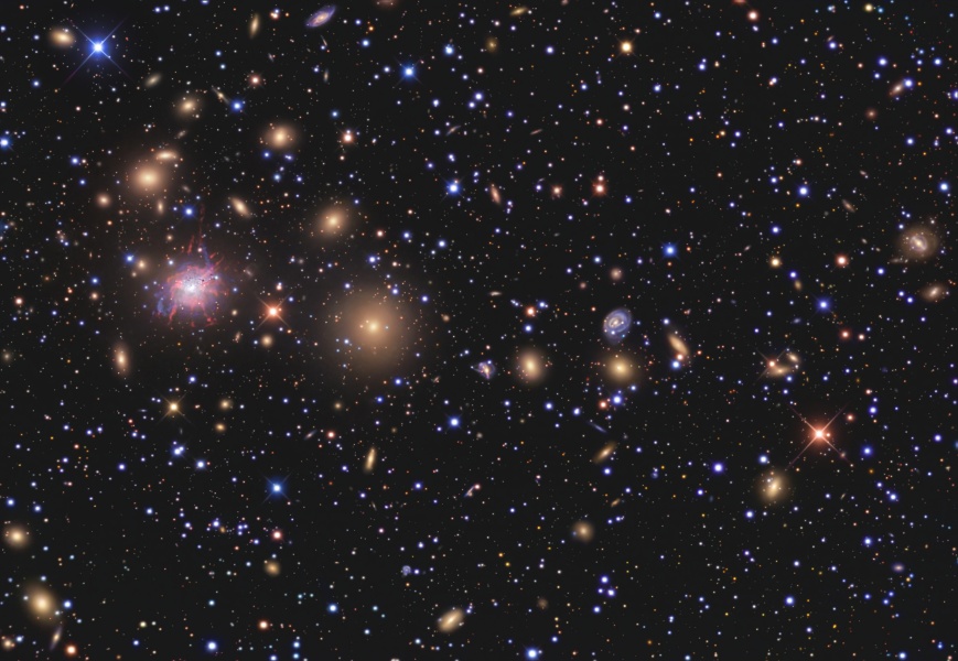 Das Bild ist mit Galaxien gefüllt, einige sind größer, die meisten sind klein wie Sterne.