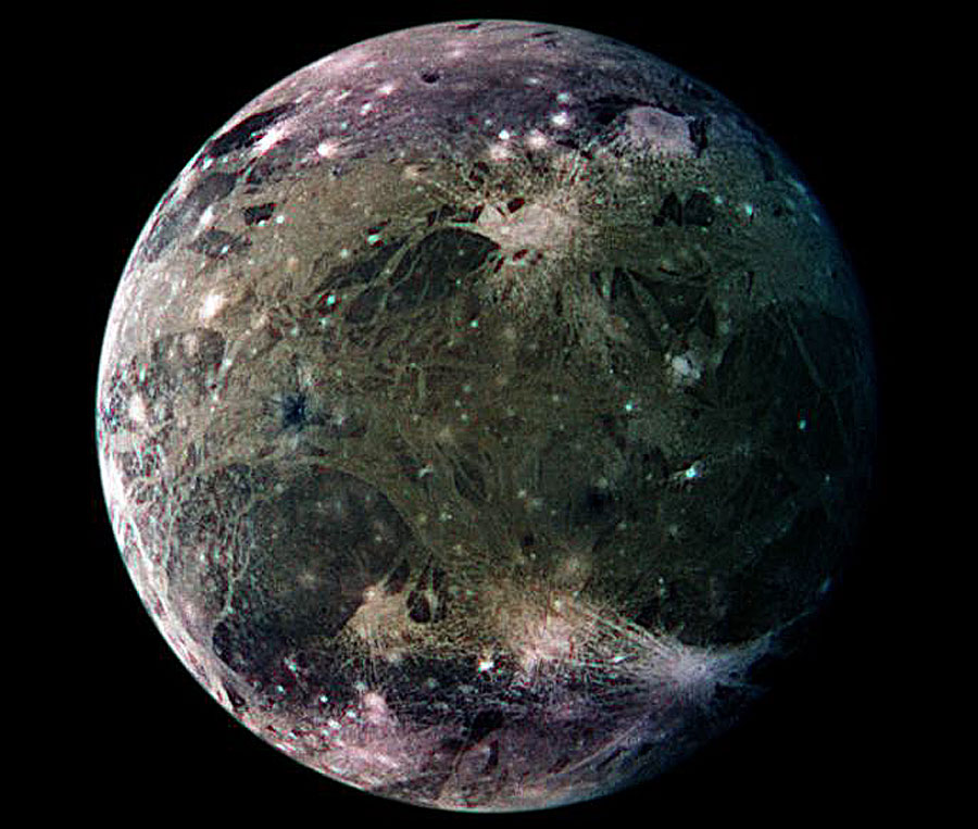 Die Oberfläche des Jupitermondes ist dunkel und mit vielen hellen Kratern übersät.