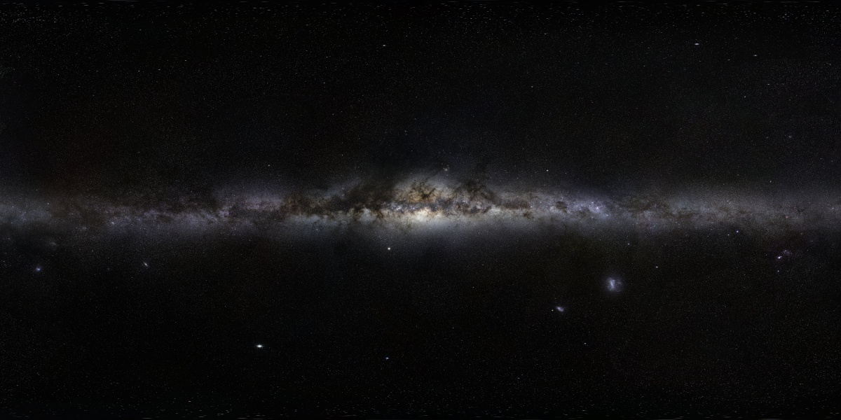Waagrecht im Bild verläuft die Milchstraße, geteilt durch zahlreiche Dunkelwolken.