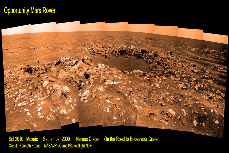 Der Marsrover Opportunity blickt über eine felsige Marslandschaft, die aus vielen Bildern zusammengesetzt wurde.