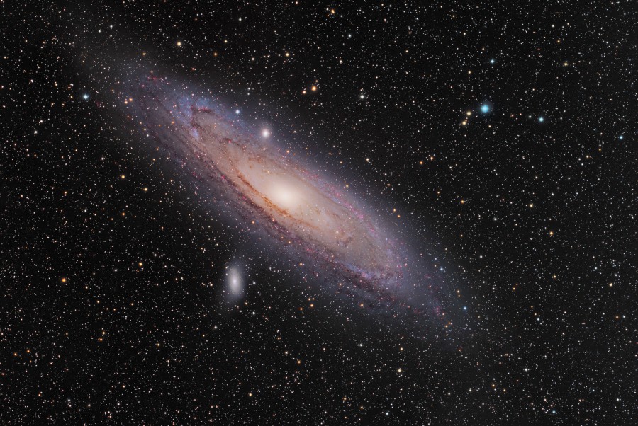 Mitten im Bild leuchtet die große Andromeda-Galaxie, links darunter die viel kleinere Begleitgalaxie M32.
