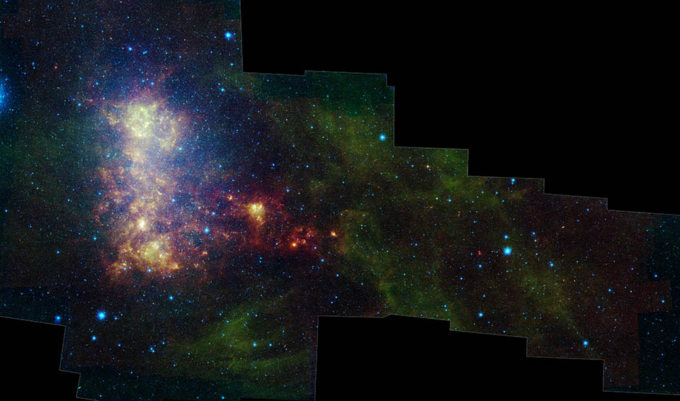 Rechts ist eine unregelmäßige Galaxie abgebildet, nach rechts hin breitet sich ein dünner Schleier aus Sternen aus.