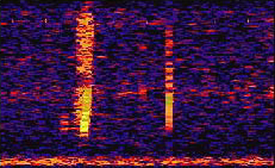 Das Bild besteht aus waagrechten kurzen Streifen. Der Hintergrund ist violett mit einigen roten Farbsprenkeln, am unteren Rand ist Rot und Gelb, In der Mitte sind zwei Säulen, links eine breitere, rechts eine schmälere, diese sind gelb mit roten Einschüben.