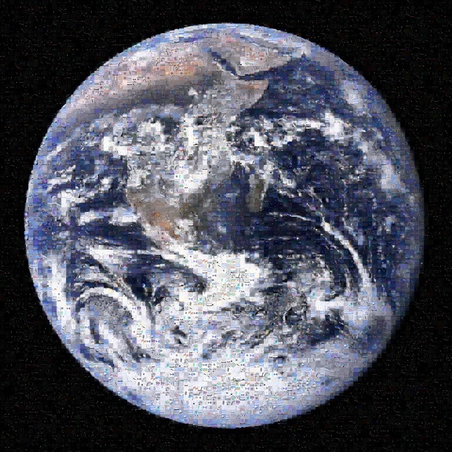 Das Bild zeigt die ganze Erde. Wenn man den Mauspfeil darüber schiebt, wird eine Version dieses Erdenbildes sichtbar, die aus vielen Fotos zusammengesetzt wurde, die bei APOD veröffentlicht wurden.