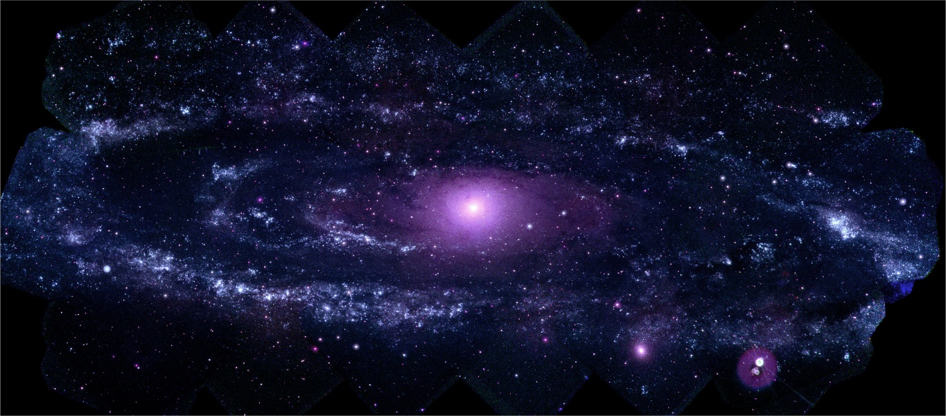Die Andromedagalaxie breitet sich mit ihren Spiralarmen über das ganze Bildfeld aus. Rechts unten ist eine kleine Galaxie.