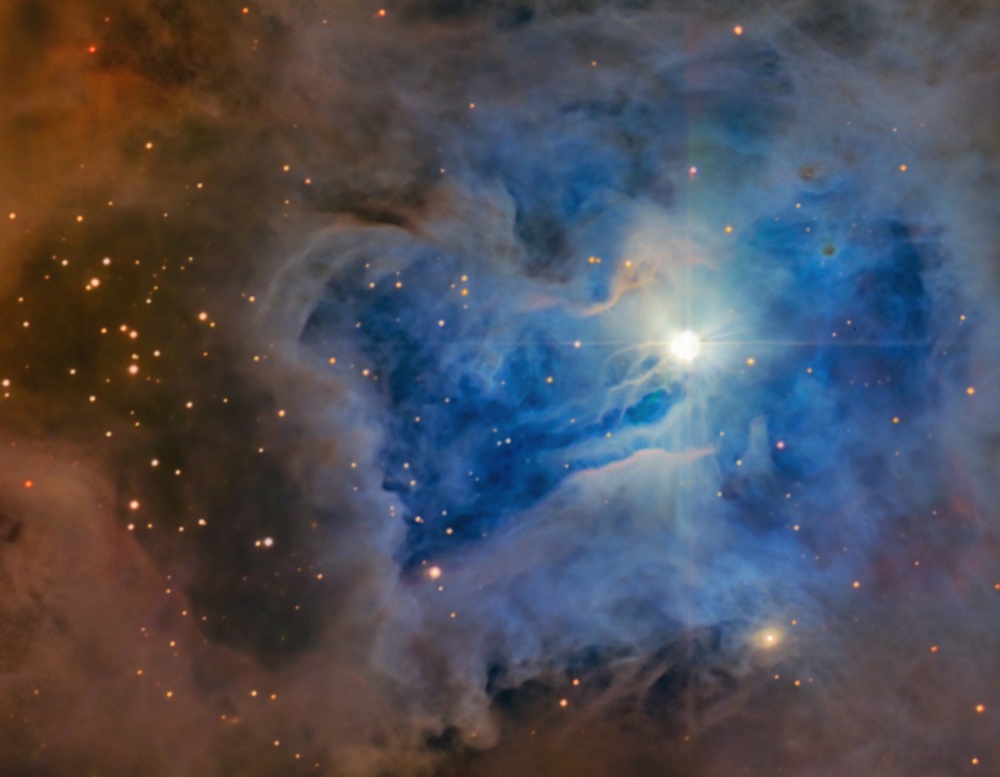 In einem braunen Nebel, der von Sternen dünn gesprenkelt ist, leuchtet rechts ein heller Stern, umgeben von blauen Nebelwolken.