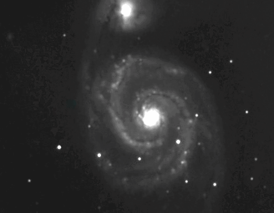 Die Galaxie M51 ist etwas unscharf abgebildet, links unten in der großen Spirale leuchtet eine Supernova auf.