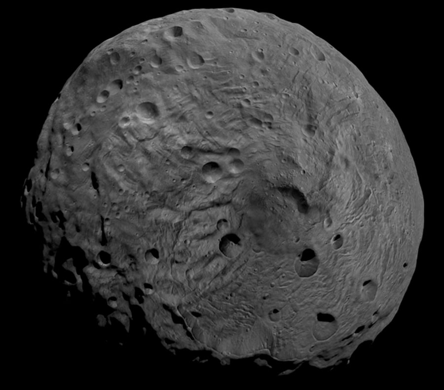 Ein runder, unregelmäßig geformter Himmelskörper mit Kratern und Rillen füllt das Bildfeld.