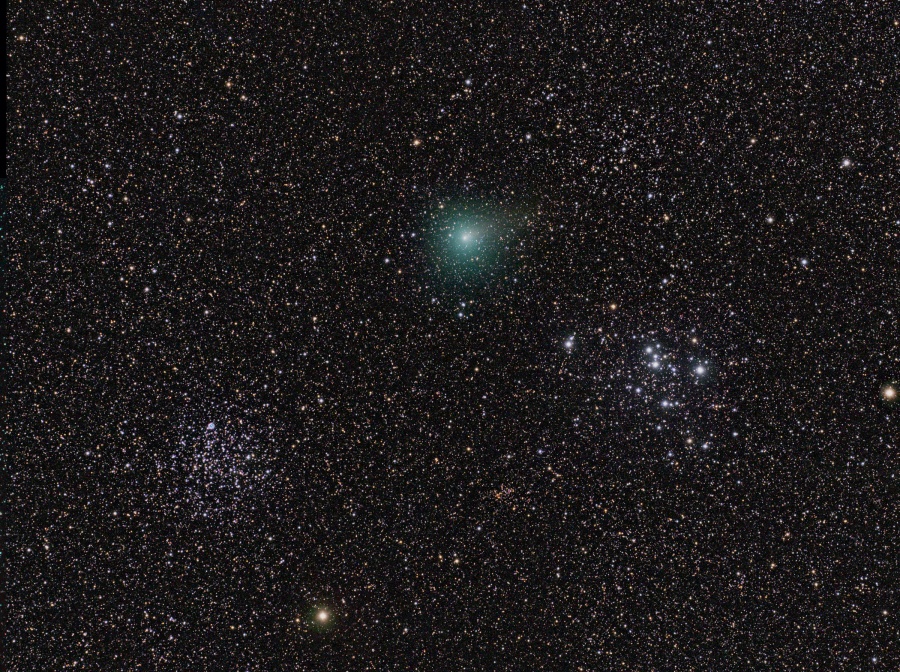 Über der Mitte leuchtet die grünliche Koma des Kometen Hartley 2, links und rechts darunter sind zwei offene Sternhaufen, M46 und M47.