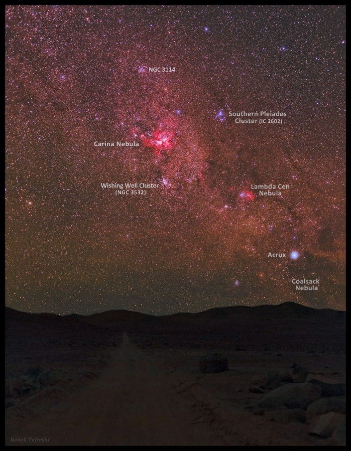Siehe Beschreibung. Nachthimmel mit Milchstraße und Carinanebel über der Atacamawüste. Ein Klick auf das Bild lädt die höchstaufgelöste verfügbare Version.