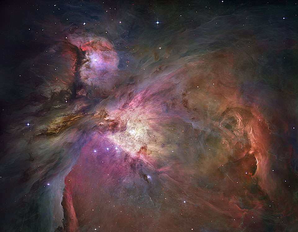 Der Orionnebel ist bildfüllend abgebildet, die Höhlung breitet sich nach unten aus. Die Fasern sind teilweise lila-rötlich, sonst braun-frau, in der Mitte um das Trapez leuchtet er gelblich.