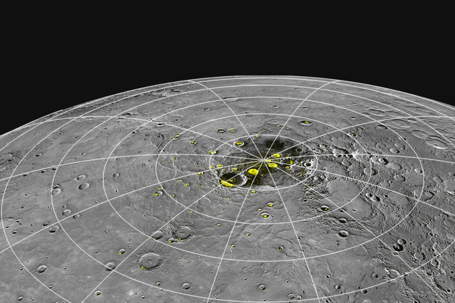 Siehe Beschreibung. Mögliche Wassereisvorkommen auf Merkur, entdeckt von der Raumsonde MESSENGER. Ein Klick auf das Bild lädt die höchstaufgelöste verfügbare Version.