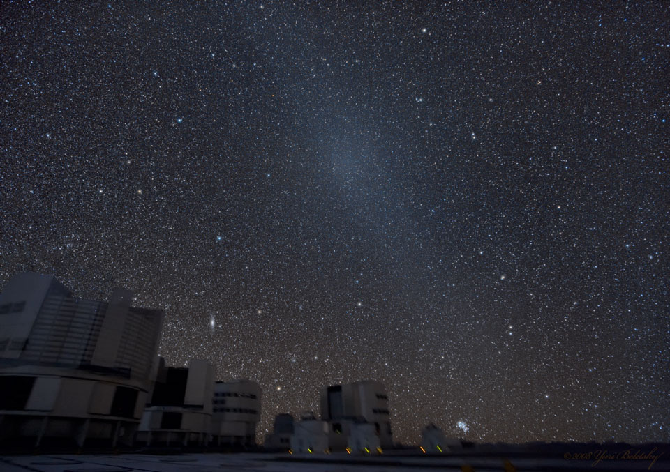 Siehe Beschreibung. Gegenschein über dem Paranal-Observatorium der Europäischen Südsternwarte ESO. Ein Klick auf das Bild lädt die höchstaufgelöste verfügbare Version.