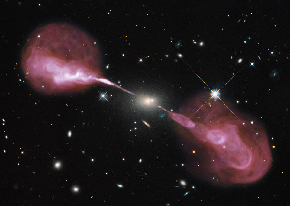 Siehe Beschreibung. Galaxie mit riesigen Plasmastrahlen, die vermutlich von einem Schwarzen Loch stammen. Ein Klick auf das Bild lädt die höchstaufgelöste verfügbare Version.
