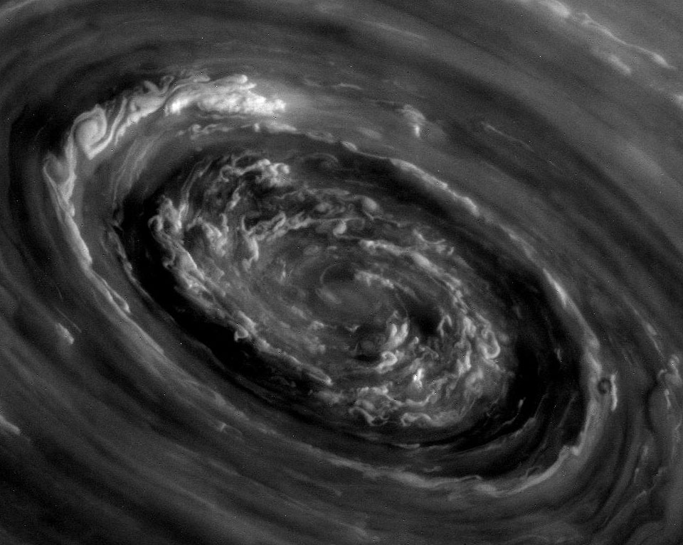 Siehe Beschreibung. Wolkenstrudel bei Saturns Nordpol. Ein Klick auf das Bild lädt die höchstaufgelöste verfügbare Version.
