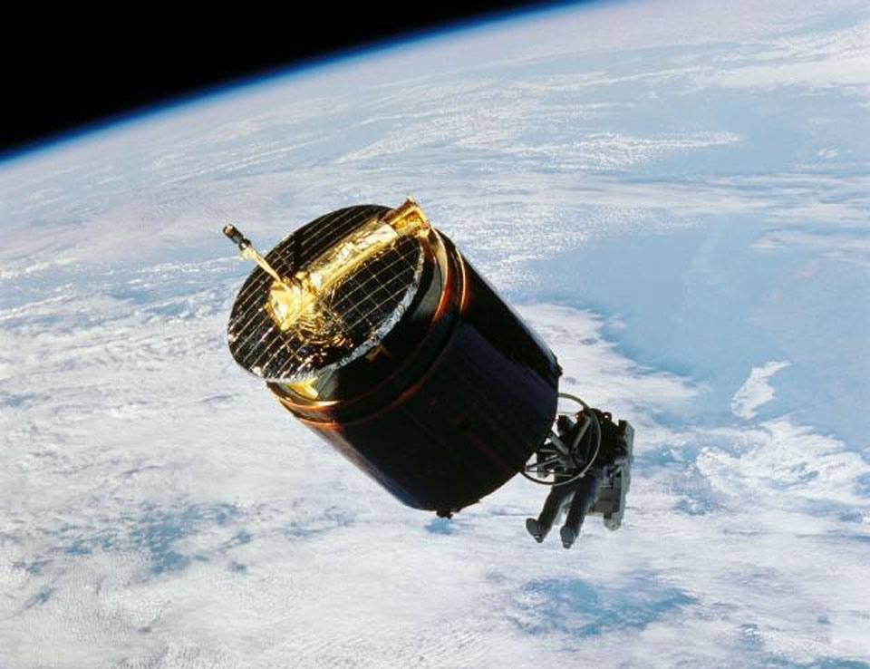 Siehe Beschreibung. Astronaut Dale A. Gardner fängt bei einer Space-Shuttle-Mission den Kommunikationssatelliten Westar 6 ein. Ein Klick auf das Bild lädt die höchstaufgelöste verfügbare Version.