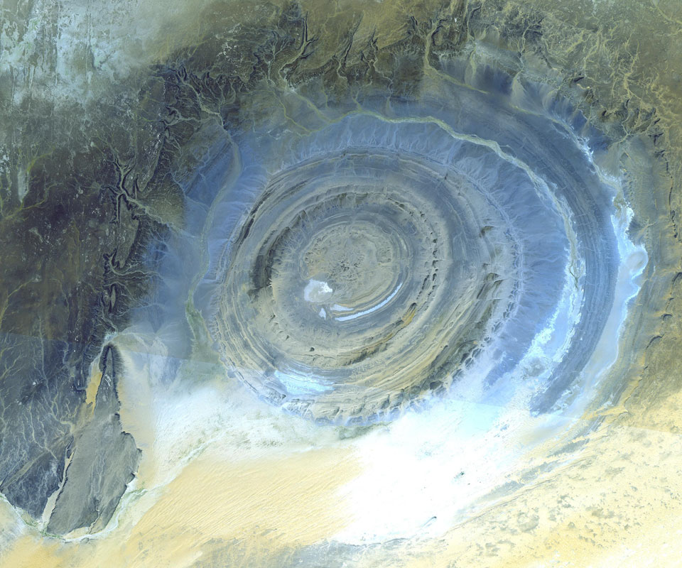 Die 50 Kilometer gro0e Guelb er Richat (Richat-Struktur) in der Sahara in Mauretanien ist vom Weltall aus leicht sichtbar.