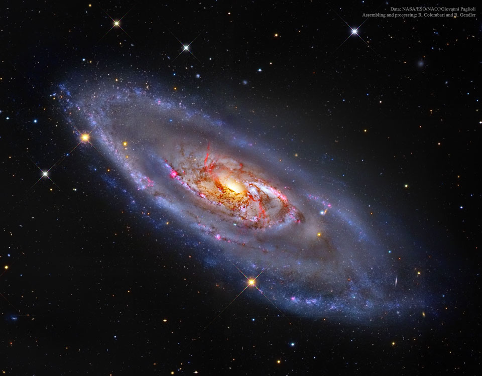 Eine schräg geneigte Spiralgalaxie, die Spiralarme wirken auf diesem Bild wolkig-nebelig, in der Mitte leuchtet ein heller Kern, über dem Fasern aus Staub und Sternbildungsorten verlaufen.