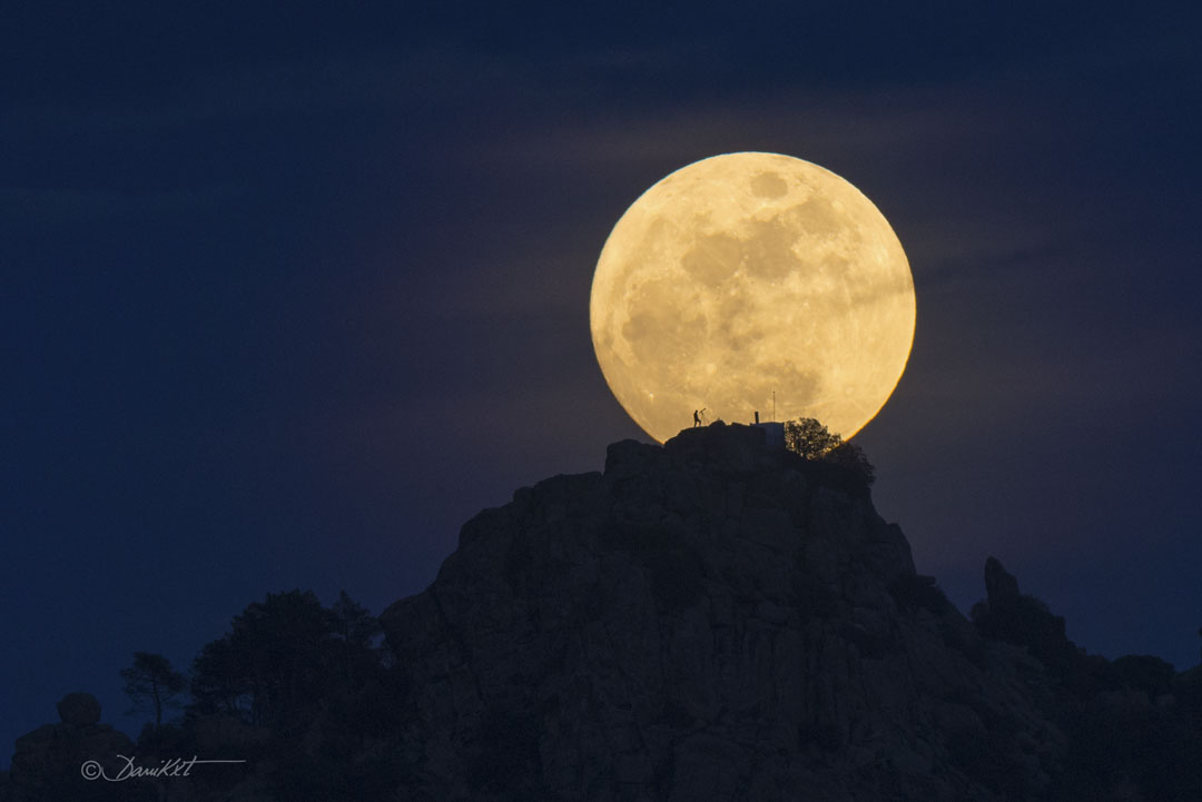Der mythische Mann im Mond - sichtbar gemacht durch Rollover-Effekt, fotografiert in Cadalso de los Vidrios  in Spanien.