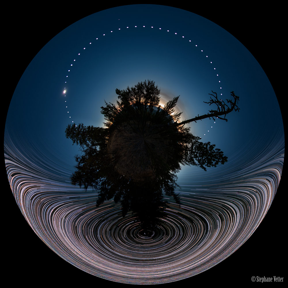 Das Panorama ist ein Kleiner Planet, unten ist Nacht, oben Tag. Das Bild entstand in der Nacht vor und am Tag der Sonnenfinsternis.