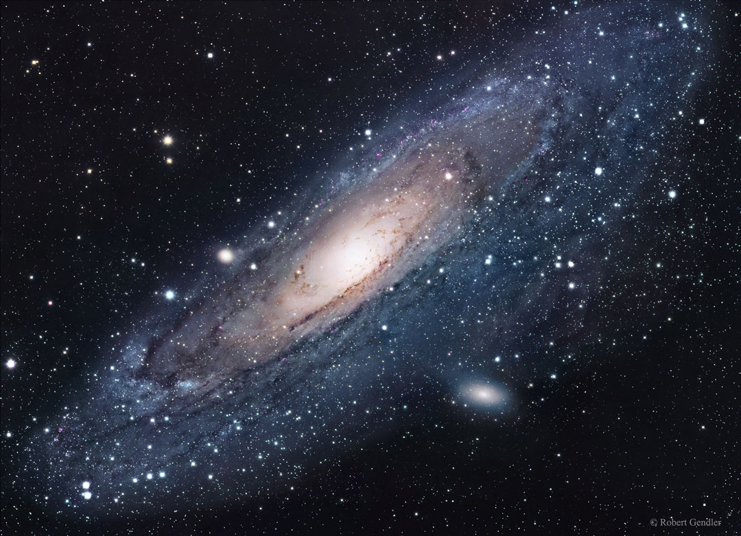 Die prachtvolle Spiralgalaxie M31 im Sternbild Andromeda liegt diagonal im Bild. Rechts darunter ist M32.