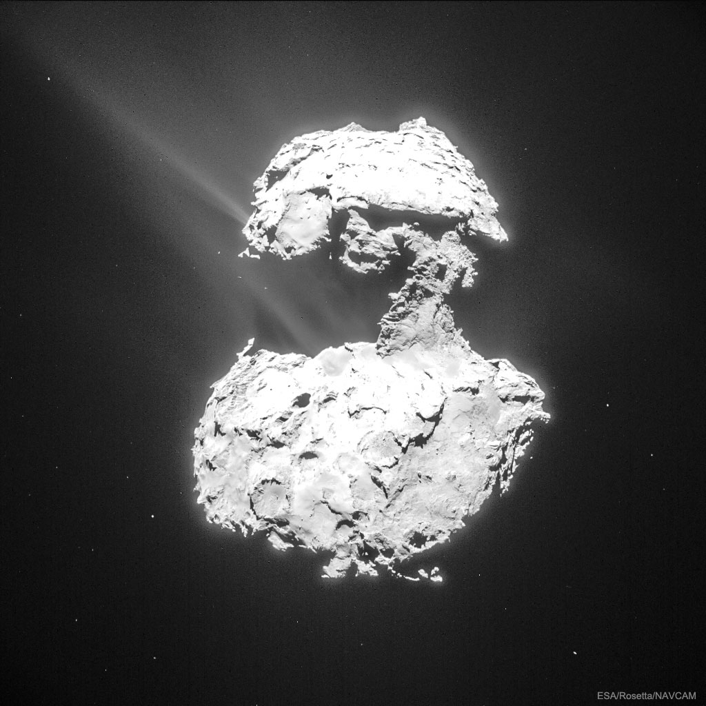 Siehe Beschreibung. Strahlen auf dem Kometen Tschurjumow-Gerassimenko, fotografiert von der ESA-Raumsonde Rosetta; Ein Klick auf das Bild lädt die höchstaufgelöste verfügbare Version.