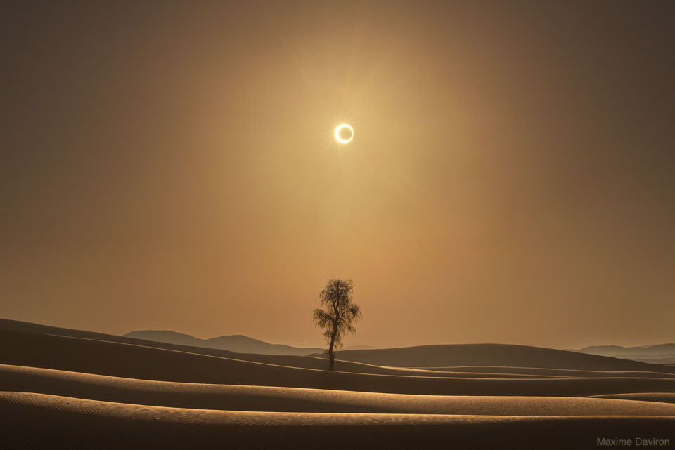 Siehe Beschreibung. Ringförmige Sonnenfinsternis in der Sandwüste Rub al-Chali in den Vereinigten Arabischen Emiraten. Ein Klick auf das Bild lädt die höchstaufgelöste verfügbare Version.