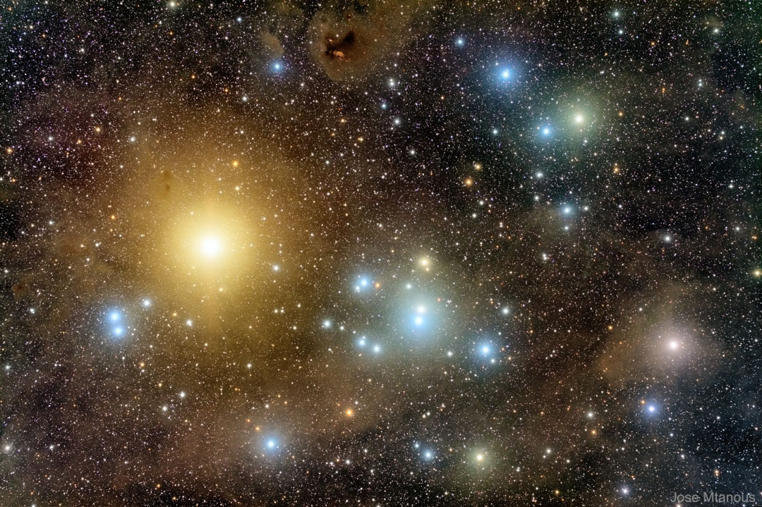 Siehe Beschreibung. Der offene Sternhaufen der Hyaden mit dem hellen Stern Aldebaran; Ein Klick auf das Bild lädt die höchstaufgelöste verfügbare Version.