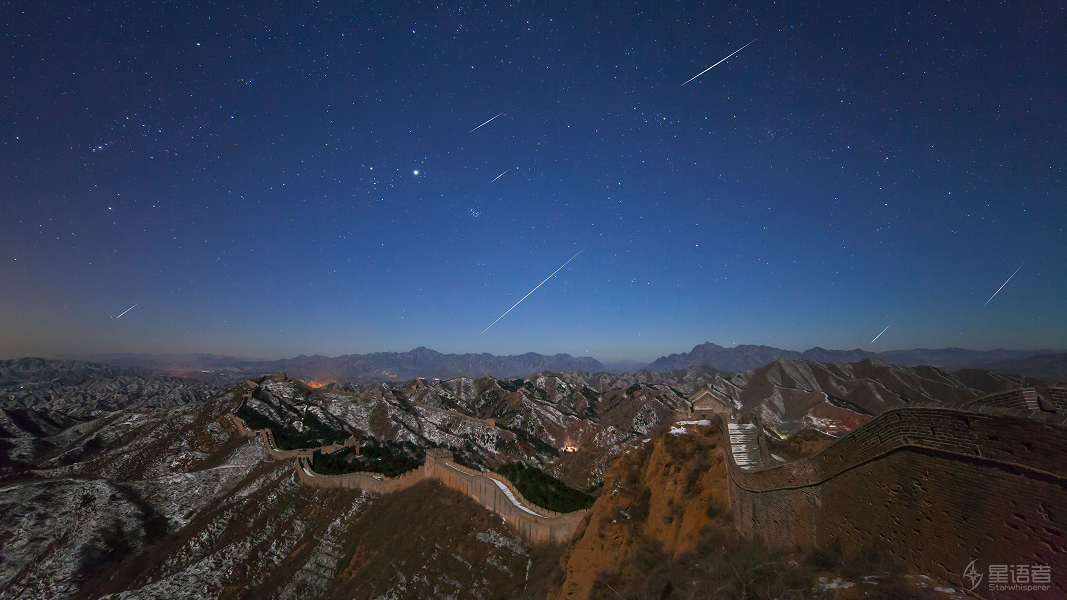 Siehe Beschreibung. Meteore der Quadrantiden am Nachthimmel über der Chinesischen Mauer; Ein Klick auf das Bild lädt die höchstaufgelöste verfügbare Version.