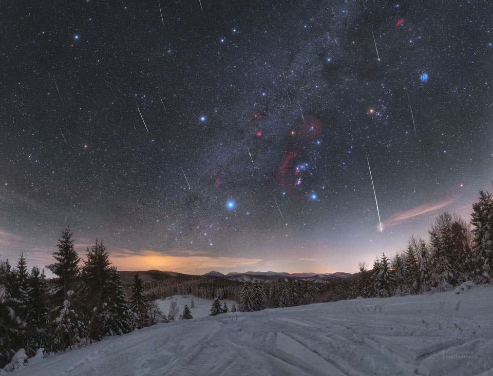 Siehe Beschreibung. Orion und Meteore der Quadrantiden am Winterhimmel; Ein Klick auf das Bild lädt die höchstaufgelöste verfügbare Version.