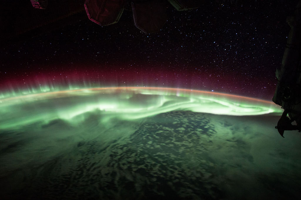 Siehe Beschreibung. Ein Schnappschuss von der Internationalen Raumstation ISS zeigt Polarlichter über der Erde. Ein Klick auf das Bild lädt die höchstaufgelöste verfügbare Version.