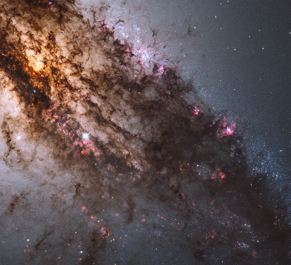 Hubble-Bild vom Zentrum der aktiven Galaxie Centaurus A; Ein Klick auf das Bild lädt die höchstaufgelöste verfügbare Version.