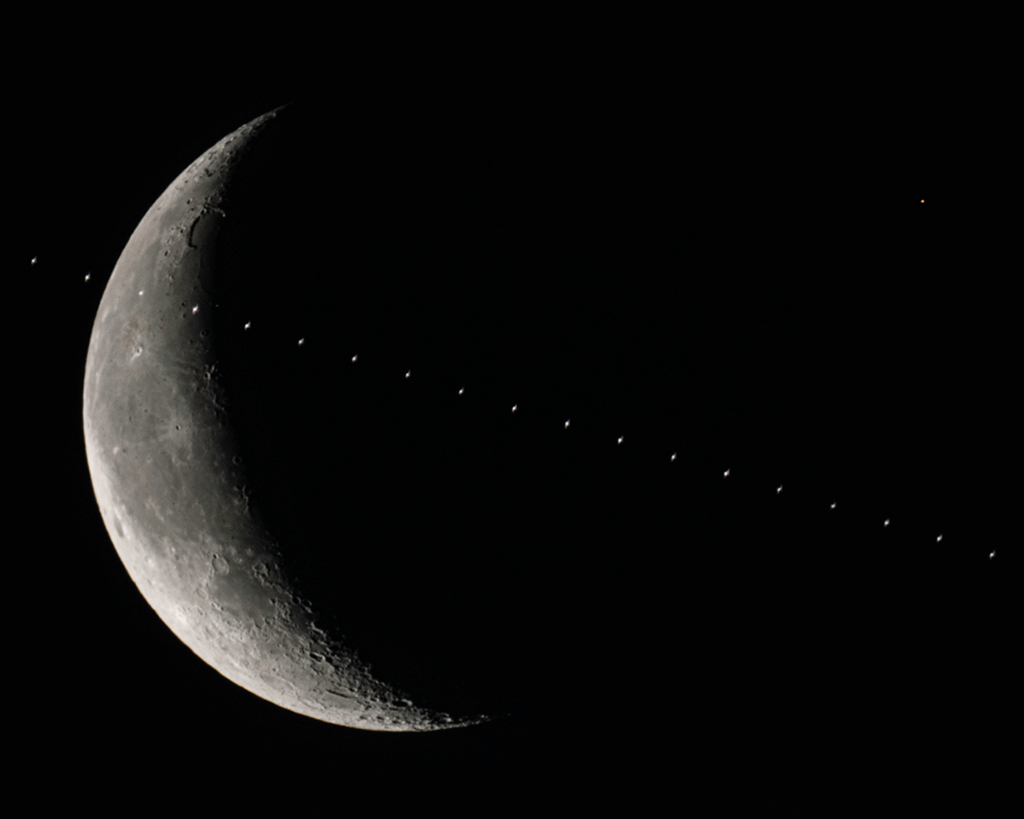 Dreierbegegnung in der Morgendämmerung: Mars zieht hinter dem Mond vorbei, die Raumstation ISS vor dem Mond; Ein Klick auf das Bild lädt die höchstaufgelöste verfügbare Version.