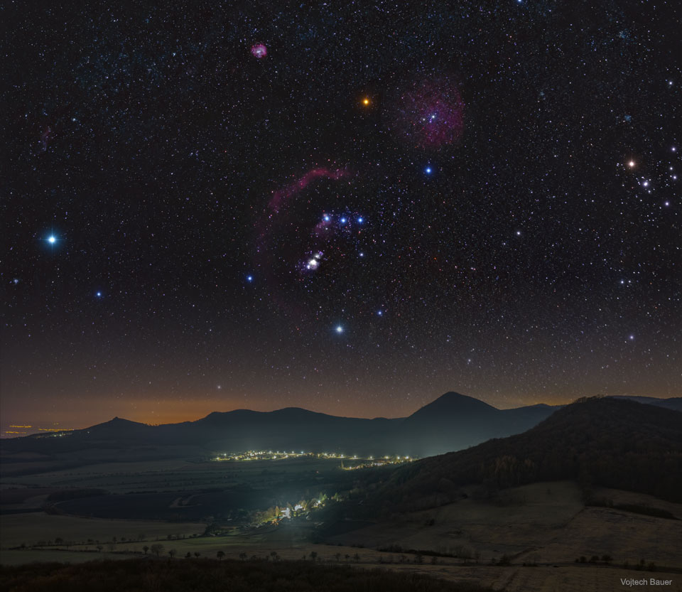 Orion und die Sterne Sirius, Aldebaran, Beteigeuze und Rigel über dem böhmischen Mittelgebirge; Ein Klick auf das Bild lädt die höchstaufgelöste verfügbare Version.
