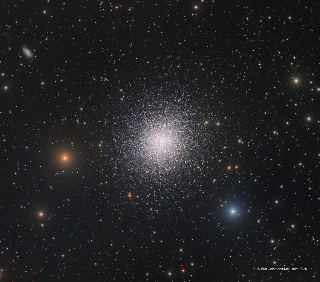 Messier 13 im Herkules, einer der hellsten Kugelsternhaufen am Nordhimmel; Ein Klick auf das Bild lädt die höchstaufgelöste verfügbare Version.