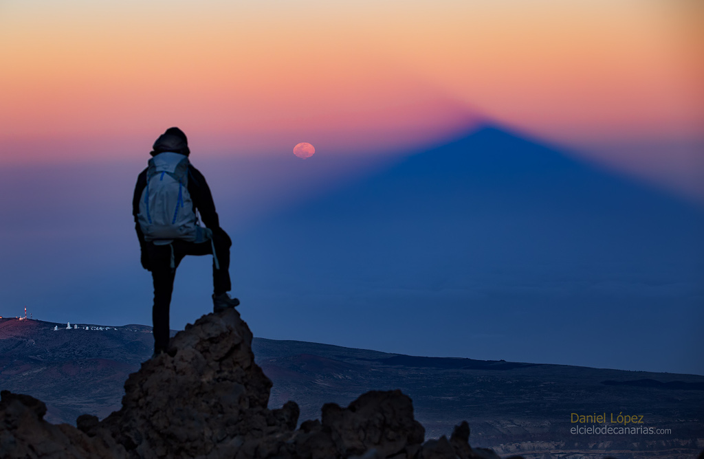 Mondaufgang - der Vollmond im Schatten des Vulkans Teide auf der Kanarischen Insel Teneriffa; Ein Klick auf das Bild lädt die höchstaufgelöste verfügbare Version.