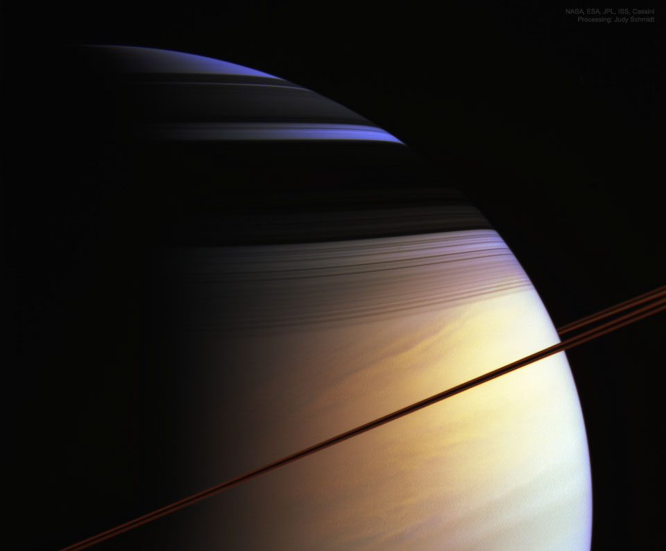 Cassini zeigt die natürlichen Farben des Ringplaneten Saturn; Ein Klick auf das Bild lädt die höchstaufgelöste verfügbare Version.