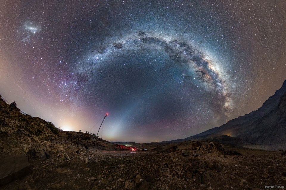 Der Himmel über La Serena in Chile: Zodiakallicht, die Große Magellansche Wolke und die Milchstraße. Ein Klick auf das Bild lädt die höchstaufgelöste verfügbare Version.